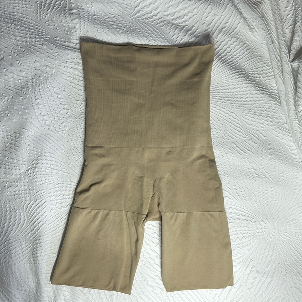 Assets by Sara Blakely Spanx size M